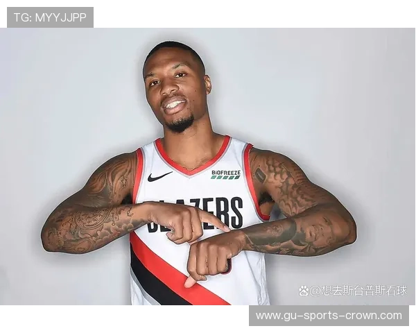 利拉德休赛期还在凌晨四点练投篮，邻居说他家灯比路灯还准时