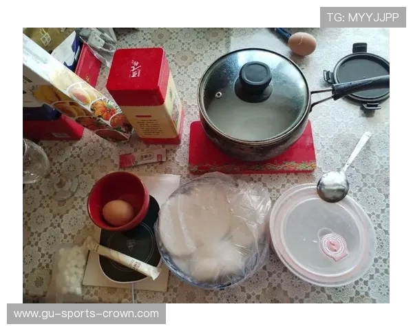 张博恒家的冰箱里只放蛋白粉和冰水，连瓶可乐都找不到